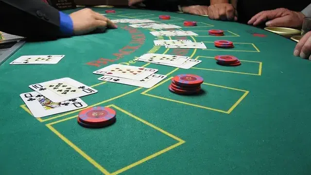 Blackjackin sääntöversiot ja talon etu – mitä pöydän teksti kertoo